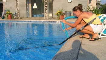 Come trattare l’acqua della propria piscina esterna durante l’inverno.
