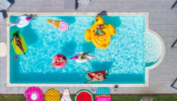 Quali sono le normative e i permessi necessari per una piscina di design?