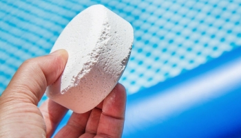 Preparare una piscina in legno per l'estate: come effettuare il trattamento