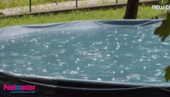 Temporali estivi: come difendere l’acqua della tua piscina esterna